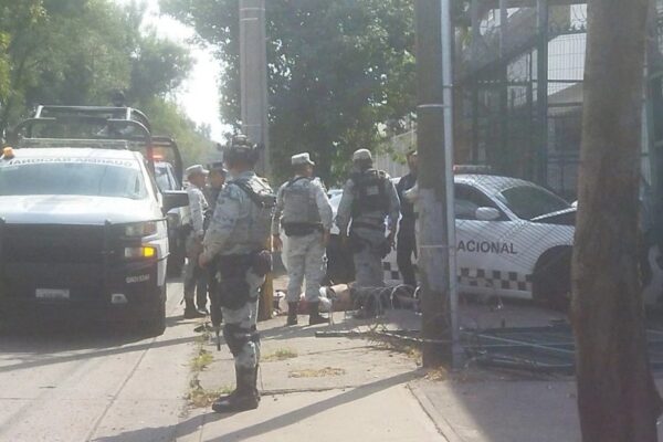 Con el propósito de huir, el hombre que intentó secuestrar un vuelo, provocó un accidente de la patrulla donde era trasladado.