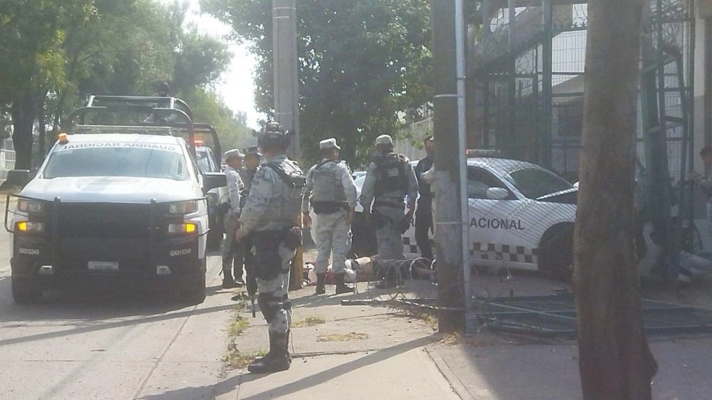 Con el propósito de huir, el hombre que intentó secuestrar un vuelo, provocó un accidente de la patrulla donde era trasladado.