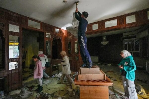 Saqueo en la residencia privada del depuesto presidente sirio Bashar al Assad.