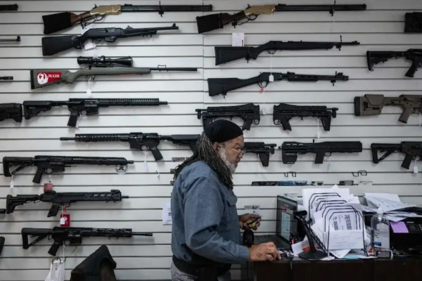 Tienda de rifles de asalto en la armería EJB en Capitol Heights, Maryland, EU.