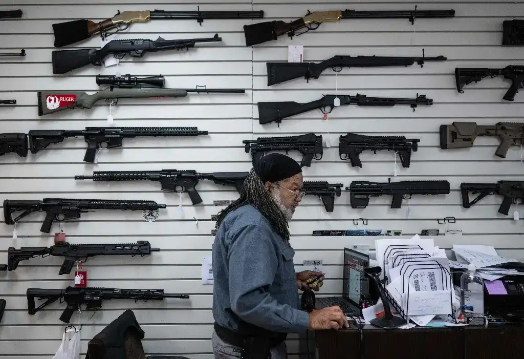 Tienda de rifles de asalto en la armería EJB en Capitol Heights, Maryland, EU.