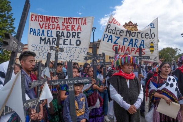 Varios de los competidores soltaron palomas de la paz antes de iniciar a las 7 de la mañana y portaron banderas blancas con la palabra paz. 