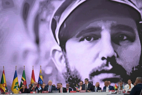 Con la imagen del fallecido líder cubano Fidel Castro de fondo, el presidente venezolano, Nicolás Maduro, inaugura la 24 Cumbre ALBA-TCP en Caracas.