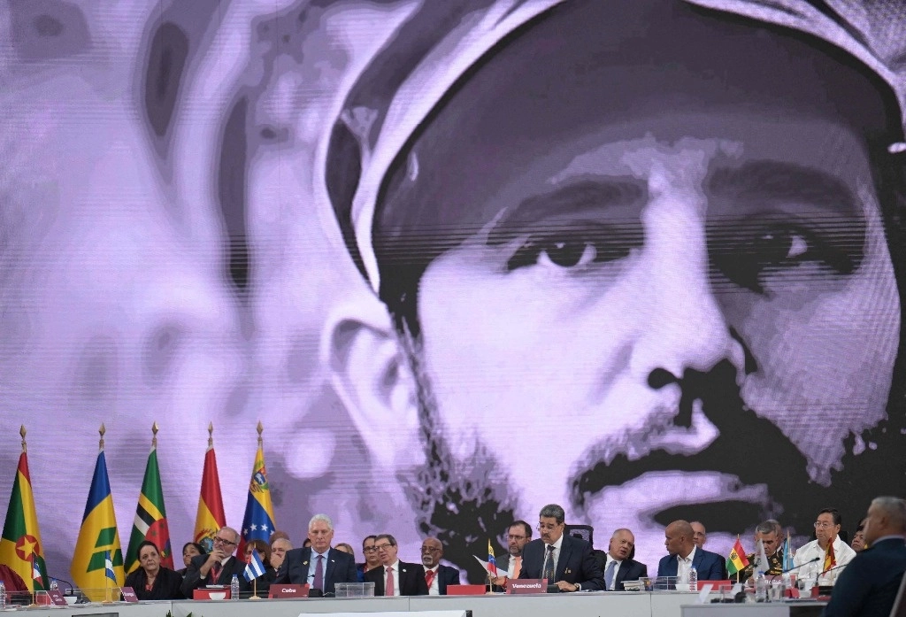 Con la imagen del fallecido líder cubano Fidel Castro de fondo, el presidente venezolano, Nicolás Maduro, inaugura la 24 Cumbre ALBA-TCP en Caracas.