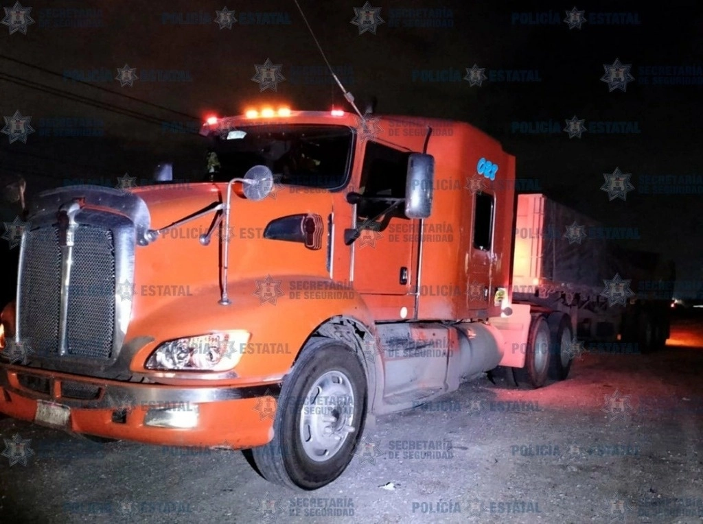 En la avenida Abundio Gómez, colonia San Miguel Jaltocan, municipio de Nextlalpan, un vehículo color azul le cerró el paso a la unidad automotora, posteriormente, el ahora investigado y dos individuos más bajaron del automóvil y amagaron al transportista con armas de fuego, lo subieron por la fuerza al vehículo compacto y lo privaron de la libertad.