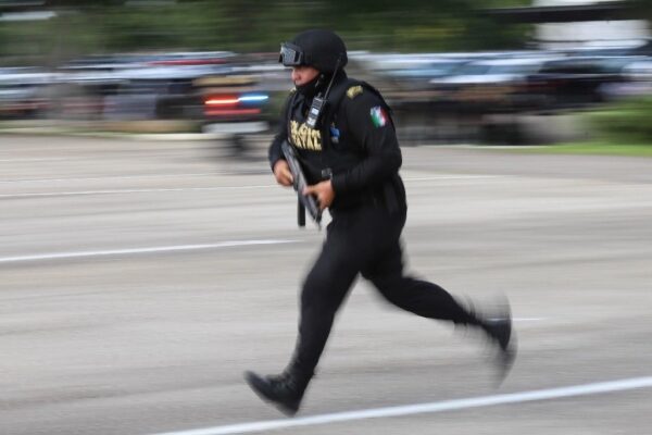 Los policías pasarán de ganar un sueldo de 8 mil 200 pesos mensuales a 16 mil 651 pesos mensuales.