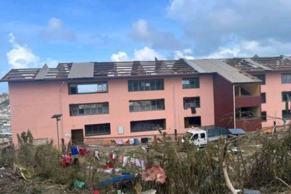 Esta fotografía muestra la escuela primaria Cavani destruida en la capital Mamoudzou el 14 de diciembre de 2024 después de que el ciclón Chido azotara el territorio francés de Mayotte en el océano Índico. Al menos 14 personas murieron en Mayotte cuando un feroz ciclón azotó el territorio francés del océano Índico, dijeron las autoridades el 15 de diciembre de 2024, y advirtieron que tomará días conocer el número total de víctimas.