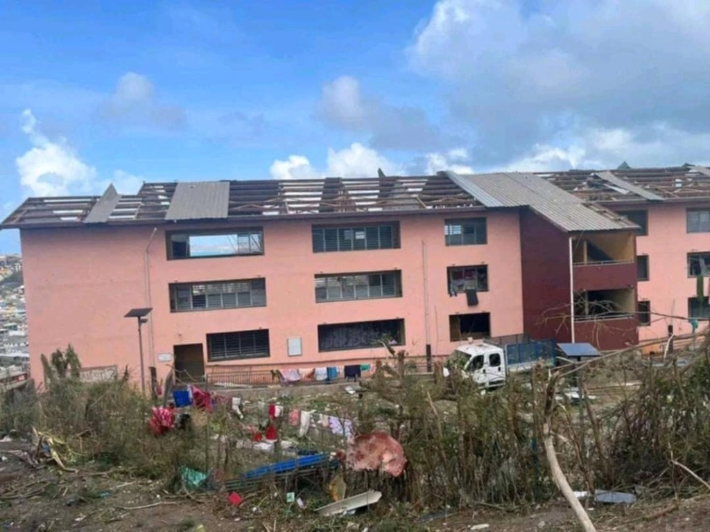 Esta fotografía muestra la escuela primaria Cavani destruida en la capital Mamoudzou el 14 de diciembre de 2024 después de que el ciclón Chido azotara el territorio francés de Mayotte en el océano Índico. Al menos 14 personas murieron en Mayotte cuando un feroz ciclón azotó el territorio francés del océano Índico, dijeron las autoridades el 15 de diciembre de 2024, y advirtieron que tomará días conocer el número total de víctimas.