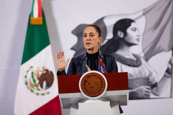 La presidenta Claudia Sheinbaum, desde el Salón Tesorería, al ofrecer su conferencia de esta mañana.