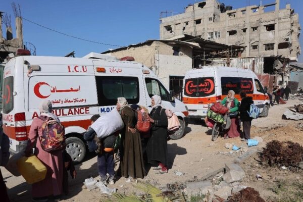 Ambulancias transportan a palestinos heridos por ataques israelíes en la carretera de Salah al-Din en Jabalia, en el norte de la Franja de Gaza, el 4 de diciembre de 2024.