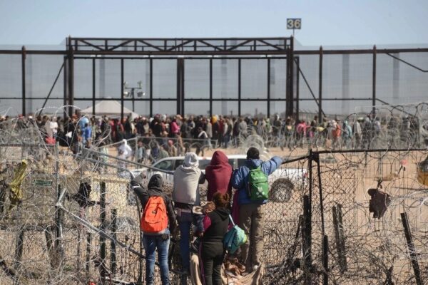 En imagen de marzo pasado, migrantes cruzan la malla de púas en la puerta 36 de la frontera de Chihuahua con EU. 