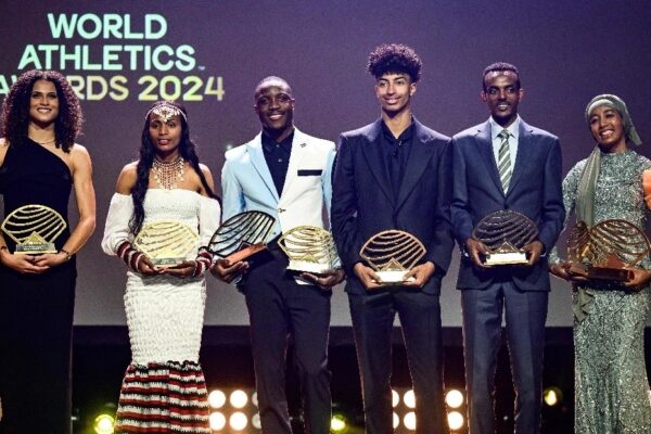 Los galardonados con sus premios, la saltadora de altura ucraniana Yaroslava Mahuchikh (atleta femenina del año en campo), la vallista estadounidense Sydney McLaughlin-Levrone (atleta femenina del año en pista), la atleta etíope Sembo Almayew (estrella emergente femenina), el velocista botsuanés Letsile Tebogo (atleta masculina del año en pista), el saltador de altura italiano Mattia Furlani (estrella emergente masculina), el corredor de larga distancia etíope Tamirat Tola (atleta masculina fuera del estadio del año) y la corredora de media y larga distancia holandesa Sifan Hassan (atleta femenina fuera del estadio del año) posan en el escenario durante los World Athletics Awards 2024 en Mónaco el 1 de diciembre de 2024.