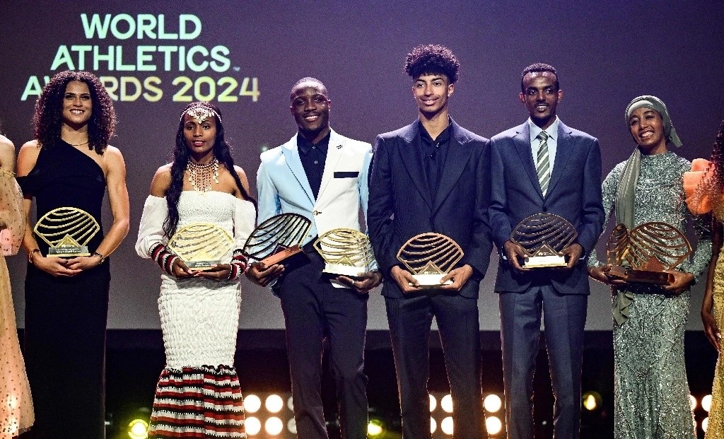 Los galardonados con sus premios, la saltadora de altura ucraniana Yaroslava Mahuchikh (atleta femenina del año en campo), la vallista estadounidense Sydney McLaughlin-Levrone (atleta femenina del año en pista), la atleta etíope Sembo Almayew (estrella emergente femenina), el velocista botsuanés Letsile Tebogo (atleta masculina del año en pista), el saltador de altura italiano Mattia Furlani (estrella emergente masculina), el corredor de larga distancia etíope Tamirat Tola (atleta masculina fuera del estadio del año) y la corredora de media y larga distancia holandesa Sifan Hassan (atleta femenina fuera del estadio del año) posan en el escenario durante los World Athletics Awards 2024 en Mónaco el 1 de diciembre de 2024.