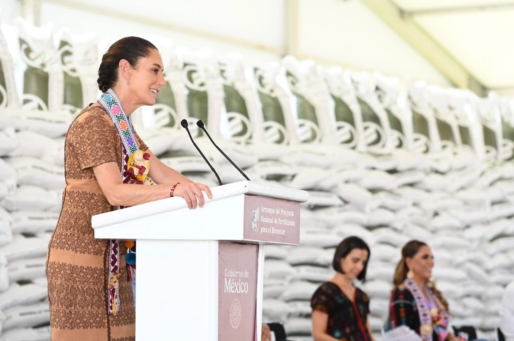 En San Luis Acatlán, Claudia Sheinbaum anunció el programa integral Cosechando Soberanía, que consistirá en créditos con bajas tasas de interés.