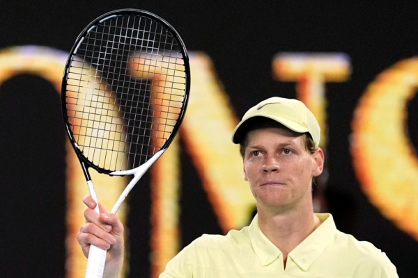 El tenista italiano Jannik Sinner, número uno del mundo, avanzó a las semifinales del Abierto de Australia al imponerse 6-3, 6-2, 6-1 ante el australiano Alex de Miñaur, el 22 de enero de 2025.