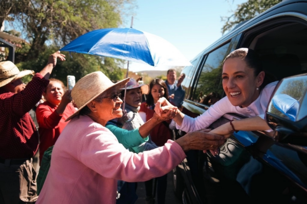 La generosidad del pueblo de México no la tiene ningún otro en el mundo, dijo ayer la Presidenta en Oaxaca, donde pobladores se arremolinaban a su paso para saludarla.