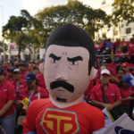 Un simpatizante del gobierno venezolano con un traje de Superbigote –personaje que representa al presidente Nicolás Maduro–, ayer en una manifestación afuera del Palacio de Miraflores, en Caracas, a horas de la toma de posesión del chavista para un tercer mandato presidencial.