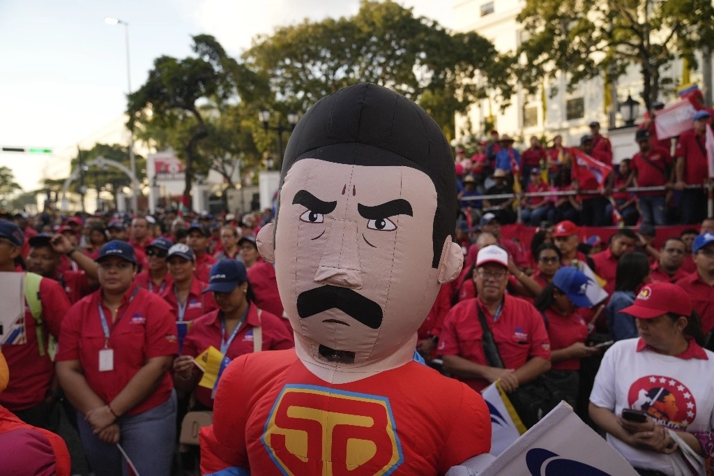 Un simpatizante del gobierno venezolano con un traje de Superbigote –personaje que representa al presidente Nicolás Maduro–, ayer en una manifestación afuera del Palacio de Miraflores, en Caracas, a horas de la toma de posesión del chavista para un tercer mandato presidencial.