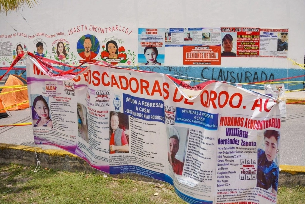 Madres Buscadoras de Quintana Roo levantaron un plantón en Palacio de Gobierno para denunciar la ineficiencia de las autoridades en las labores de búsqueda.