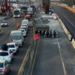 Automovilistas han declarado que en algunos puntos de la autopista avientan piedras para que los vehículos se detengan.