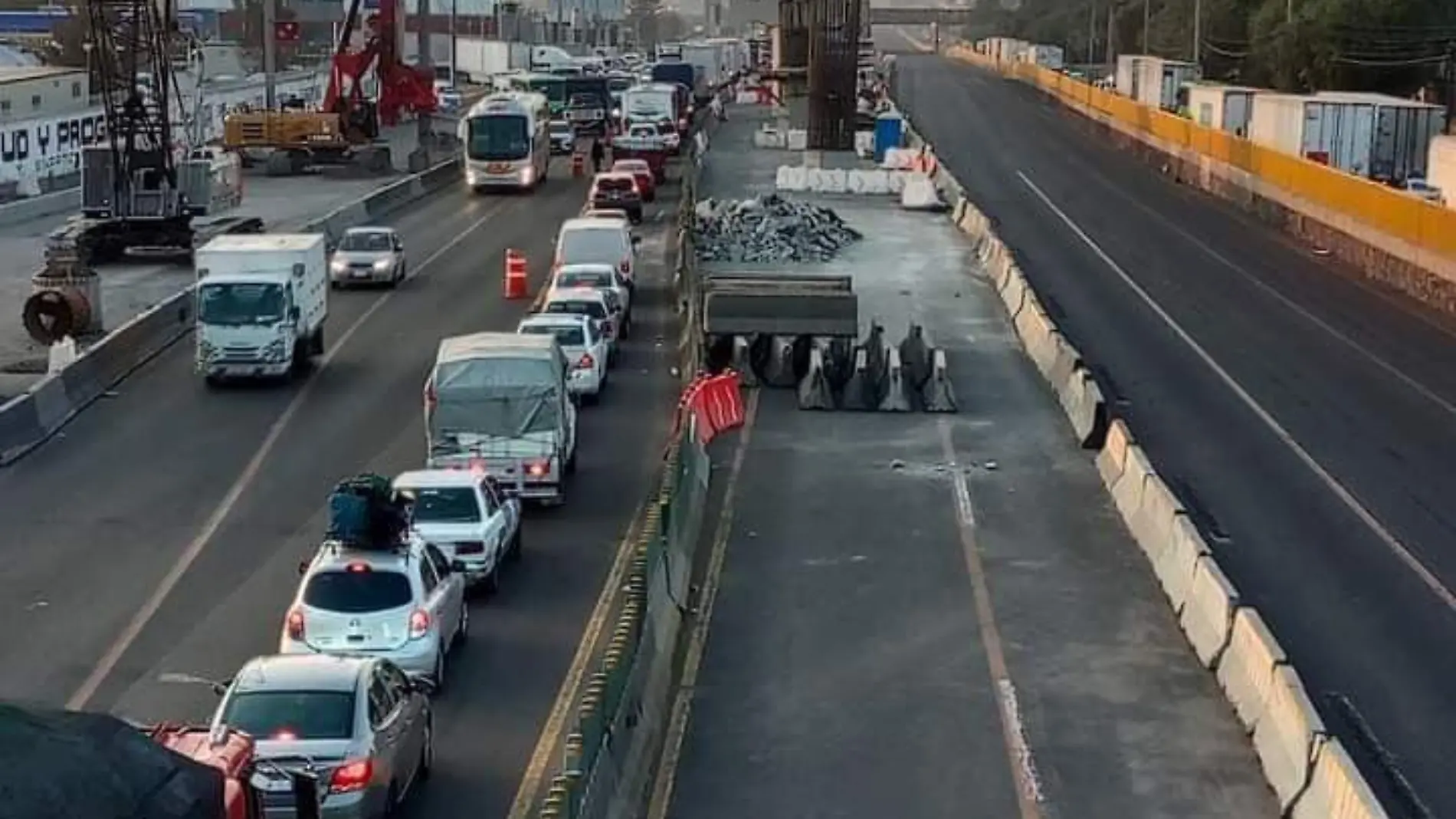 Automovilistas han declarado que en algunos puntos de la autopista avientan piedras para que los vehículos se detengan.