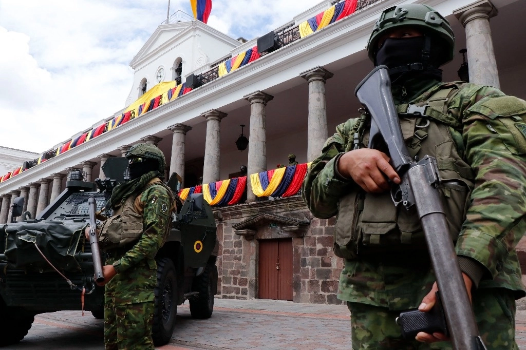 La casa de la vicepresidenta ecuatoriana, Verónica Abad, amaneció ayer rodeada por un cordón militar.