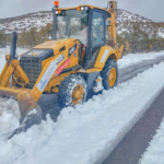 Trabajadores de la Secretaría de Comunicaciones y Obras Públicas de Chihuahua hacen labores de limpieza y reparación en vialidades cubiertas por la nieve.