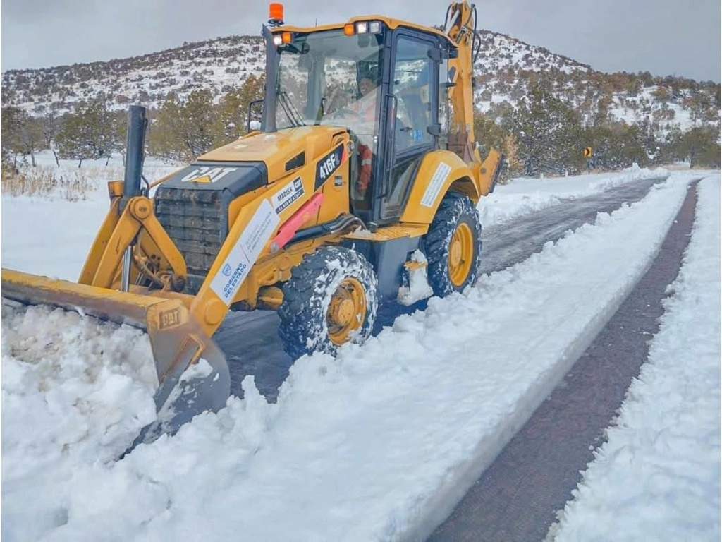 Trabajadores de la Secretaría de Comunicaciones y Obras Públicas de Chihuahua hacen labores de limpieza y reparación en vialidades cubiertas por la nieve.