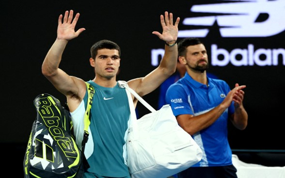 El tenista serbio, 10 veces campeón en Melbourne, superó todas las adversidades, incluida una molestia en la ingle, para superar 4-6, 6-4, 6-3 y 6-4 al español; clasificó a semifinales donde se medirá al alemán Alexander Zverev.