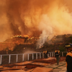 El mayor de los seis focos que aún siguen activos consumió unas 8 mil hectáreas en la costa de Malibú y en el barrio de Pacific Palisades; se pronosticaba el aumento de vientos, lo que dificultaría la labor de los brigadistas. La imagen, en el vecindario de Mandeville Canyon.