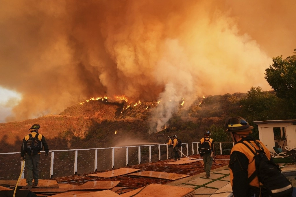 El mayor de los seis focos que aún siguen activos consumió unas 8 mil hectáreas en la costa de Malibú y en el barrio de Pacific Palisades; se pronosticaba el aumento de vientos, lo que dificultaría la labor de los brigadistas. La imagen, en el vecindario de Mandeville Canyon.