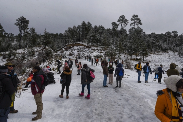 Las faldas del volcán Xinantécatl, estado de México, recibieron visitas de todo el país para disfrutar del paisaje nevado.