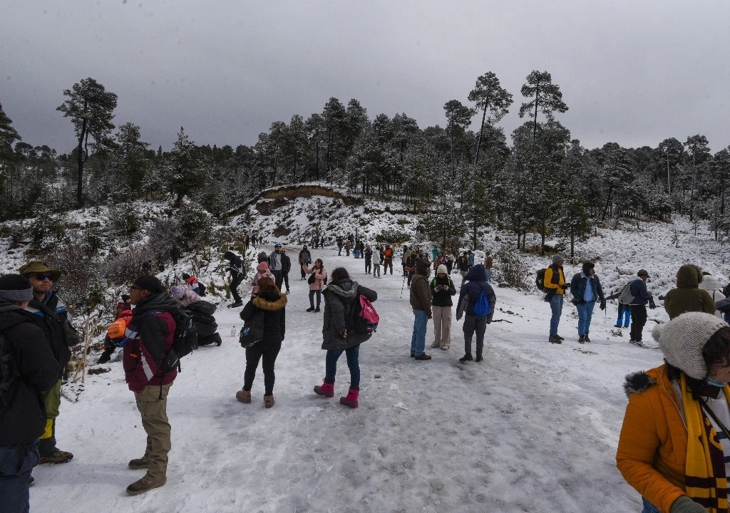 Las faldas del volcán Xinantécatl, estado de México, recibieron visitas de todo el país para disfrutar del paisaje nevado.