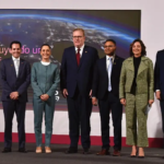 La Presidenta de México, Claudia Sheinbaum, y el secretario de Economía, Marcelo Ebrard, junto a los representantes de Amazon Web Services, durante su conferencia matutina en Palacio Nacional, en la Ciudad de México, el 14 de enero de 2025.