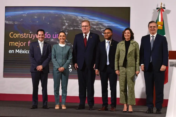 La Presidenta de México, Claudia Sheinbaum, y el secretario de Economía, Marcelo Ebrard, junto a los representantes de Amazon Web Services, durante su conferencia matutina en Palacio Nacional, en la Ciudad de México, el 14 de enero de 2025.