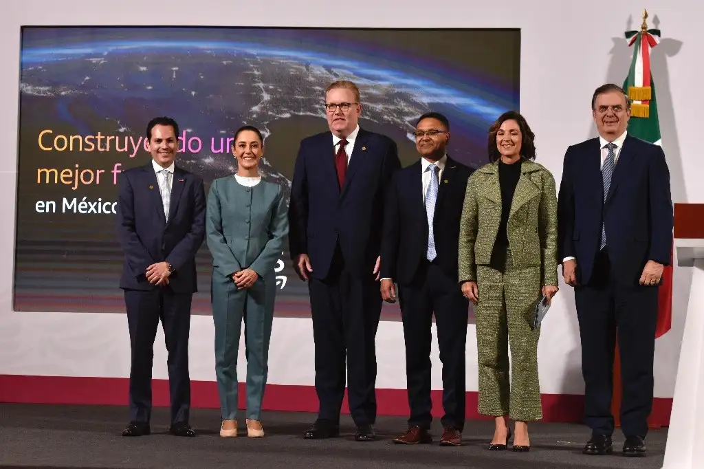 La Presidenta de México, Claudia Sheinbaum, y el secretario de Economía, Marcelo Ebrard, junto a los representantes de Amazon Web Services, durante su conferencia matutina en Palacio Nacional, en la Ciudad de México, el 14 de enero de 2025.