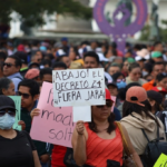 Miles de burócratas del gobierno de Oaxaca marcharon en respaldo de los 677 ex trabajadores, cuyas plazas fueron suprimidas por decreto.