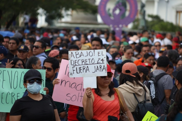 Miles de burócratas del gobierno de Oaxaca marcharon en respaldo de los 677 ex trabajadores, cuyas plazas fueron suprimidas por decreto.