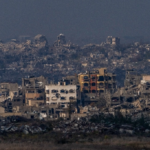 En una vista desde el sur de Israel, edificios de la franja destruidos por bombardeos de las tropas de Netanyahu.