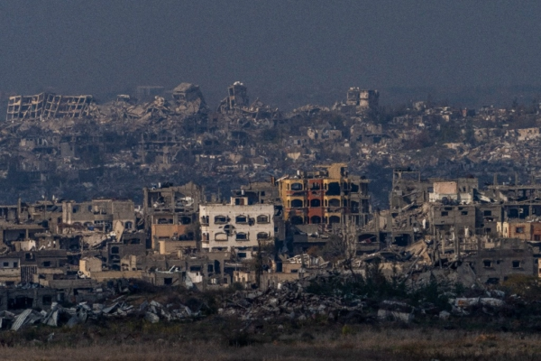 En una vista desde el sur de Israel, edificios de la franja destruidos por bombardeos de las tropas de Netanyahu.