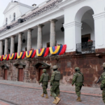 Soldados del ejército patrullan las calles cerca del palacio de gobierno en Quito.