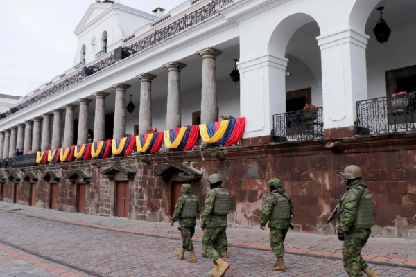 Soldados del ejército patrullan las calles cerca del palacio de gobierno en Quito.