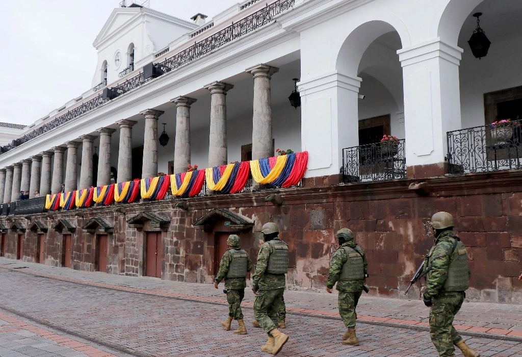 Soldados del ejército patrullan las calles cerca del palacio de gobierno en Quito.