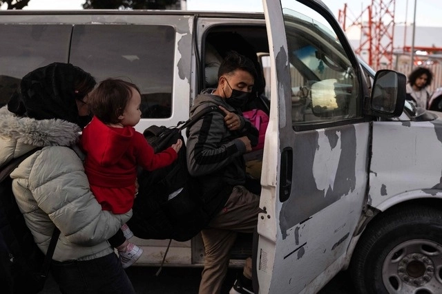 Migrantes son trasladados a un albergue tras la cancelación de citas del CBP One.