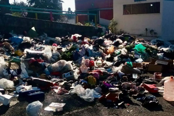 Estos contenedores se designan para que los comerciantes del mercado depositen sus desechos, sin embargo, vecinos y propietarios de otros negocios acuden a abandonar ahí su basura.