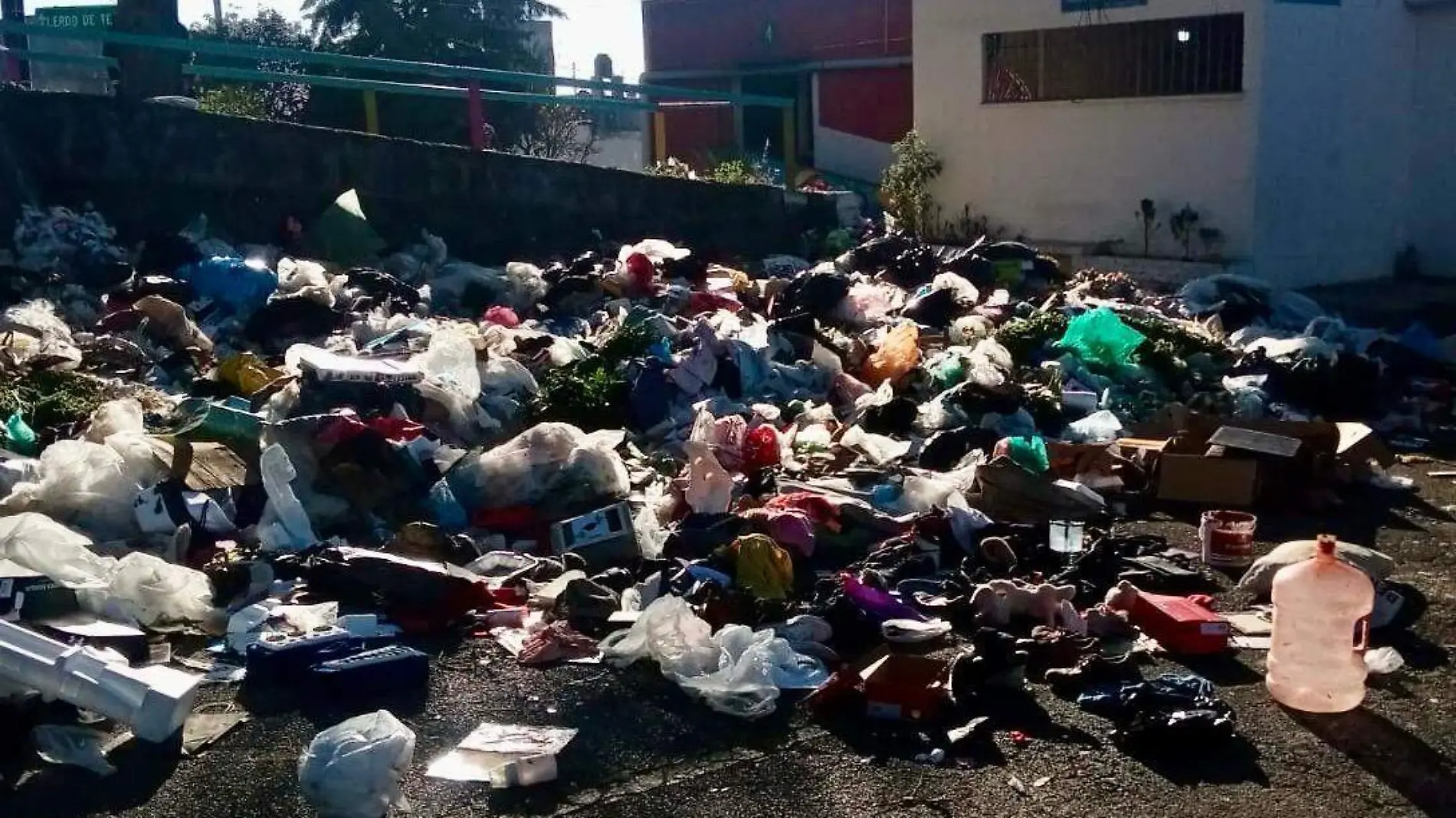 Estos contenedores se designan para que los comerciantes del mercado depositen sus desechos, sin embargo, vecinos y propietarios de otros negocios acuden a abandonar ahí su basura.