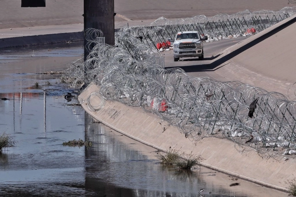 Una patrulla fronteriza recorre el área limítrofe en El Paso, Texas, vista desde Ciudad Juárez, Chihuahua.