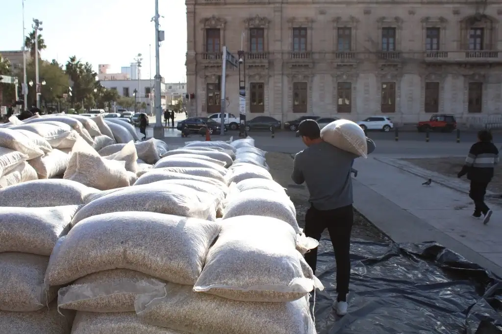 Un productor coloca bultos de frijol para su venta en Chihuahua.