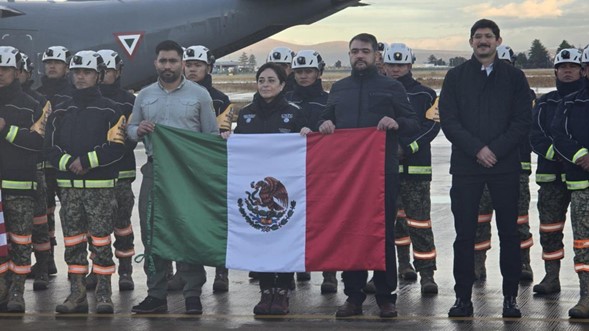 El secretario de la Defensa Nacional, Ricardo Treviila Trejo encabeza la ceremonia de partida de 73 especialistas en combate de incendios forestales que forman parte del Ejército, de la Comisión Nacional Forestal, de la Secretaría de Relaciones Exteriores y de la Coordinación Nacional de Protección Civil, en la Base Aérea Militar número 1, en Santa Lucía, Zumpango, Estado de México, el 11 de enero de 2025.