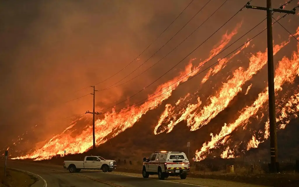 Alrededor de 20 mil personas recibieron ayer la orden de evacuar sus casas a causa del fuego (en la imagen) originado en las montañas que se localizan unos 64 kilómetros al norte de las conflagraciones de Eaton y Palisades, las cuales continúan activas después de tres semanas. Asimismo, otra ronda de vientos en el árido sur de California dio lugar a dos grandes incendios, por lo que las autoridades llamaron a los angelinos a protegerse del aire tóxico y las cenizas en espera de que las lluvias comiencen pronto.